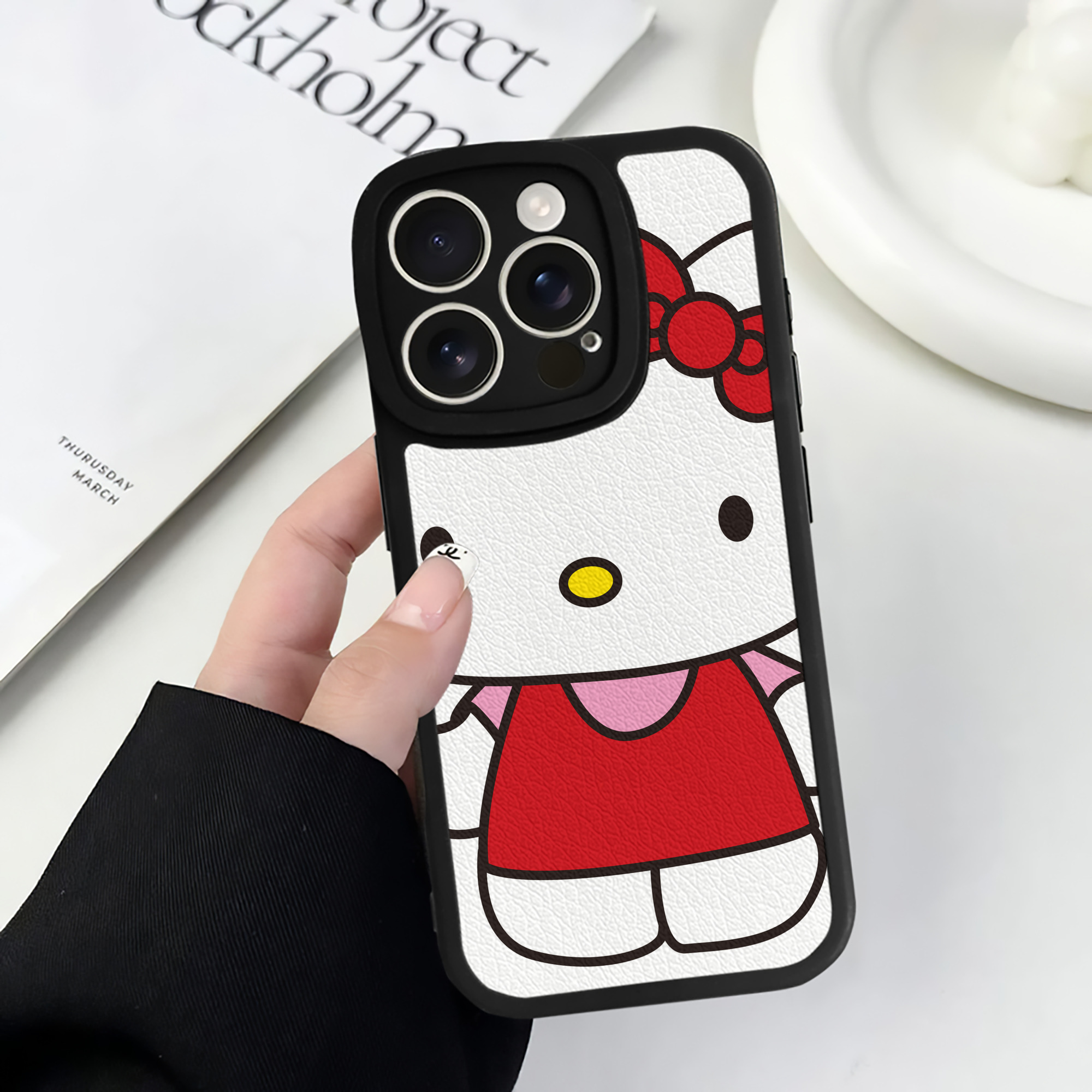 （画像用） Hello Kitty ハローキティ 【iPhone 16シリーズ対応】シリコンスマホケース（レザー調） 材質：シリコン